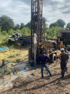 Schweres Geraet am Bohrloch