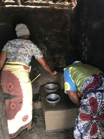 Frauen beim Kochen auf einem Lehmofen