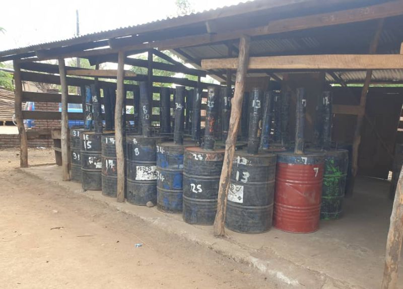 alte Ölfässer als Rohmaterial für Pyrolysetonnen