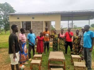 Jugendlich aus dem Youth Empowerment Programm begutachten ihre selbst hergestellten Möbel.