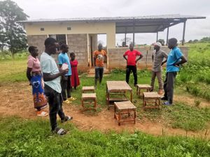 Jugendlich aus dem Youth Empowerment Programm begutachten ihre selbst hergestellten Möbel.